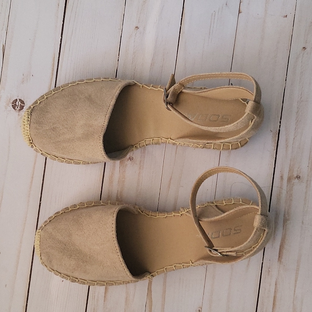 Soda woven low wedge heel sandals sz 6